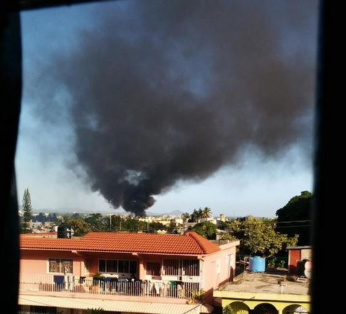 Fuego afecta metalera en Villa Mella - CDN