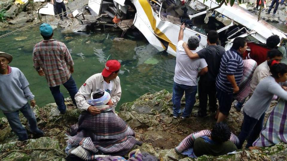 México: Mueren 20 personas al caer autobús a un barranco - CDN