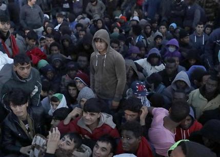 Francia empieza a desmantelar campamento de migrantes - CDN