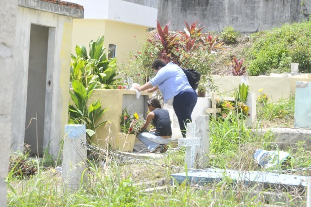 Denuncias prevalecen en cementerios durante Día de las Madres