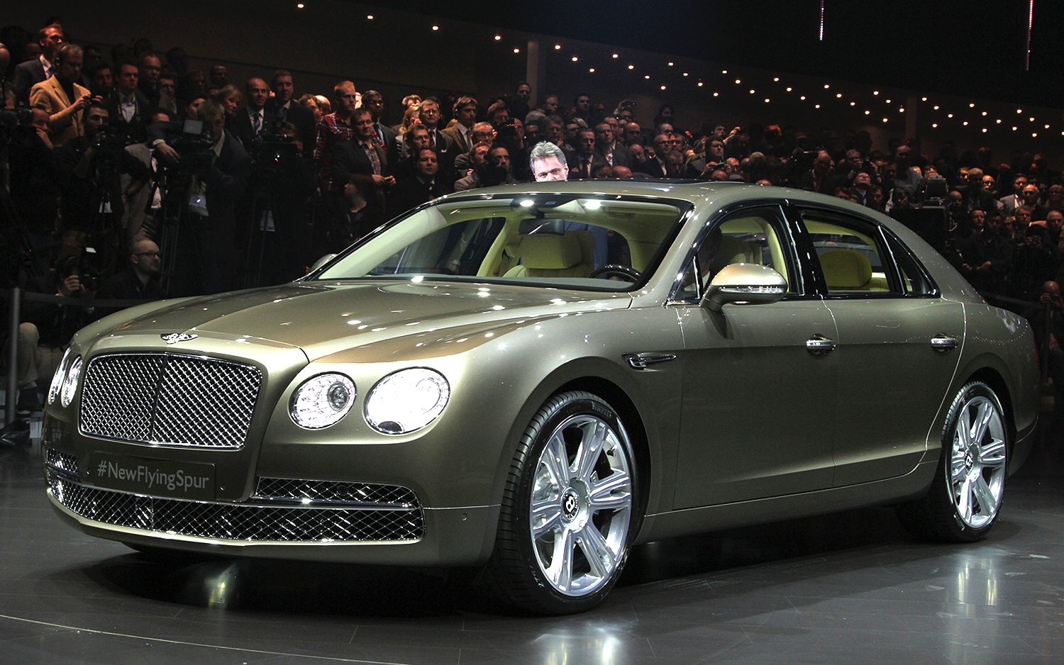 Un multimillonario brasileño decide enterrar su Bentley al modo faraónico
