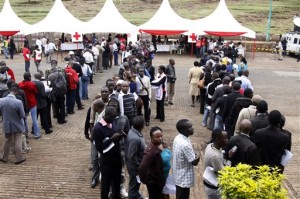 Personas hacen fila para donar sangre a heridos por el ataque en Kenya