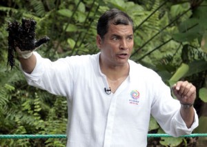 Rafael Correa se mancha con crudo para evidenciar contaminación de Chevron