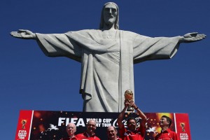 Los ex futbolistas brasileños (i-d) Zagallo, Marcos, Rivelino, Amarildo y Bebeto, participan en un evento en el marco de la gira de la Copa del Mundo de Brasil 2014, en el Cristo Redentor en Río de Janeiro (Brasil). EFE