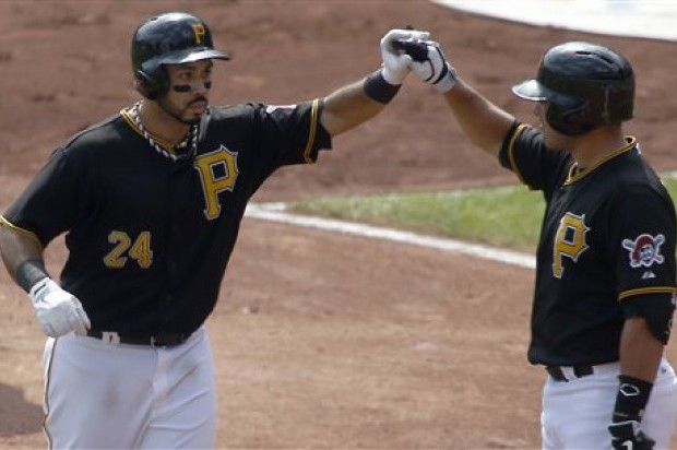 El jugador dominicano de los Piratas de Pittsburgh, Pedro Alvarez, izquierda, es felicitado por su compañero Tony Sánchez tras batear un jonrón contra los Padres de San Diego