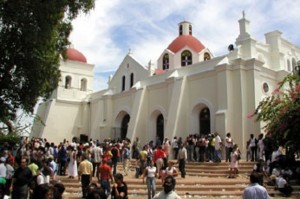 Feligreses acuden al Santo Cerro,La Vega,por celebración del día de las Mercedes 