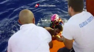 Guardacostas rescatan personas del naufragio en Lampedusa (AP)
