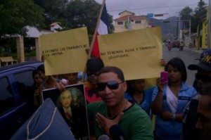 Jóvenes de Constanza realizan protesta con figura de Trujillo.(Foto cortesía de la cuenta de twuitter de Edwin Quiroz @elmasterj). 