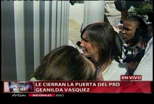 Geanilda Vásquez fuera de la casa nacional del PRD