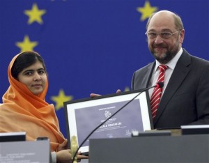 Malala recibe premio (AP)