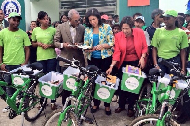 Vicepresidenta distribuye libros en bicicletas