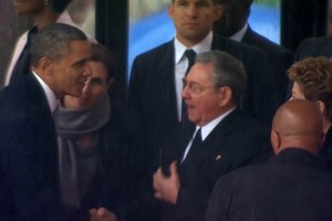 Barack Obama y Raúl castro se saludan