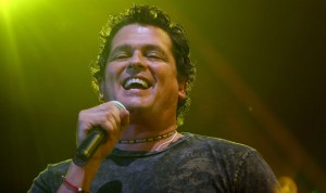 Carlos Vives rinde homenaje al Chapecoense durante concierto