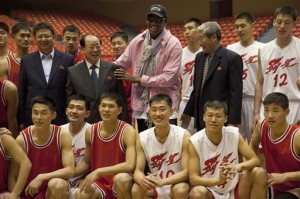 Dennis Rodman posa junto con basquetbolistas y funcionarios norcoreanos (AP)