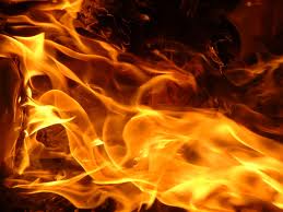 Dos menores resultan con quemaduras al incendiarse vivienda