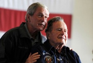 George W. Bush junto a su padre (Fuente externa)