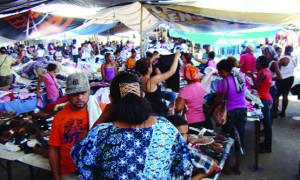 Opiniones encontradas sobre desplazamiento de dominicanos en mercado La Pulga