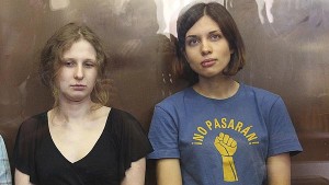 Dos de las miembros del grupo punk Pussy Riot, Maria Alyokhina (izq) y Nadezhda Tolokonnikova (dcha), durante el juicio. (EFE)
