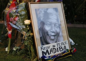  retrato del ex presidente Nelson Mandela y flores (AP)