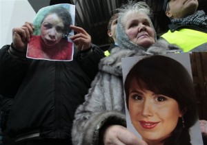 Manifestantes muestran fotografías de Tetyana Chernovil