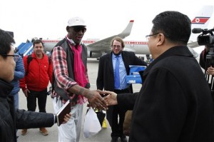 Dennis Rodman saluda al viceministro de Deportes de Corea del Norte, Son Kwang Ho, a su llegada al Aeropuerto Internacional de Pyongyang