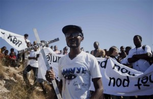 Haitianos caminan en una procesión en recuerdo de aquellos que fallecieron en el sismo de 2010 (AP)