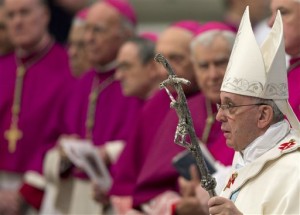 El papa Francisco llega para celebrar misa en la Basílica de San Pedro en el Vaticano el miércoles 1 de enero de 2014. (AP)