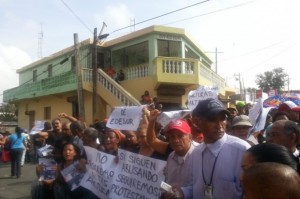 Protesta en Los Alcarrizo contra factura