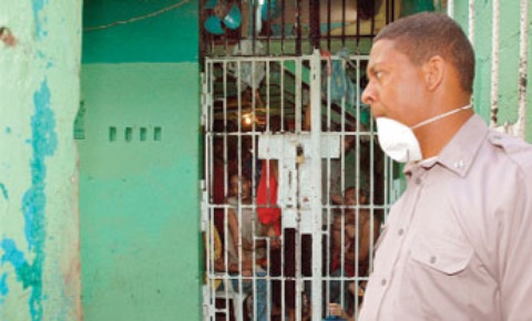 Trasladan 50 presos de cárcel Higüey para frenar hacinamiento