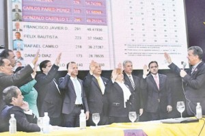 Leonel Fernández, presidente del PLD, juramenta a los seleccionados. 