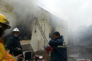 Los Alcarrizos. En las labores de sofocación de las llamas trabajan los Bomberos de Pedro Brand, Pantoja y del propio municipio. 
