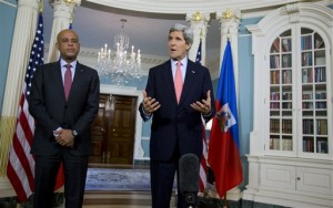 Kerry y Martelly (AP)