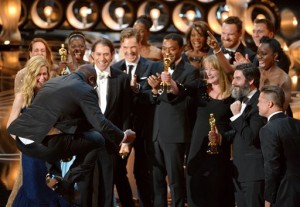 Steve McQueen brinca de emoción al ganar Oscar a mejor película (AP)