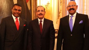 Danilo Medina con Oscar D´León y “El Canario”