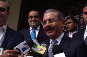 Danilo Medina sale de reunión