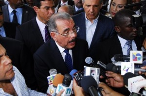 Danilo Medina con los periodistas