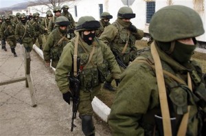 (AP) Hombres armados no identificados patrullan cerca de una base de infantería en Perevalne, Ucrania, el domingo 2 de marzo de 2014.
