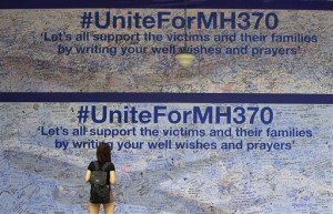 Mensajes escritos en un centro comercial de Petaling Jaya, cerca de Kuala Lumpur, Malasia, para los pasajeros del vuelo MH370 de Malaysia Airlines que desapareció el 8 de marzo con 239 pasajeros.