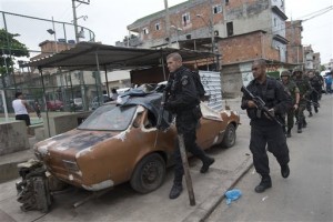 Policía en favela de Río