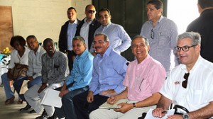 Danilo Medina con productores de San Cristóbal