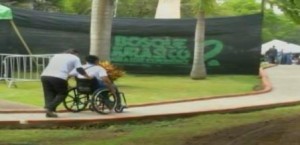 Discapacitado en sendero Jardín Botánico