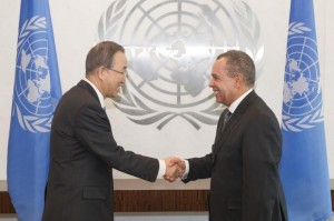 El embajador dominicano Francisco Cortorreal (derecha), junto a Ban Ki-moon, secretario general de las Naciones Unidas.