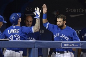 José Bautista (derecha) de los Azulejos de Toronto felicita a Brett Lawrie (AP)
