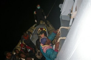 Migrantes rescatados por autoridades de Italia (AP)