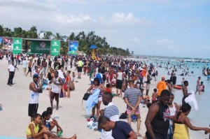 Se espera cientos de bañistas acudan a playa Boca Chica 