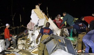 Rescatistas buscan entre los escombros de varias casas rodantes en Louisville, Mississippi (AP)