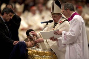 El papa Francisco bautiza a Giorgio Capezzuoli, de 10 años, durante la Vigilia Pascual en la Basílica de San Pedro, en el Vaticano, el sábado 19 de abril de 2014.