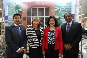 La vicepresidenta Margarita Cedeño de Fernández en compañia de Jorge Cabeza,  Araceli Azuara y el director de los CTC, Claudio Doñé.