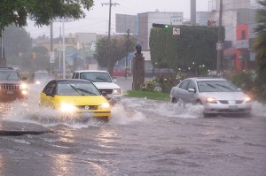 Fuerte lluvias causan caos en el transito