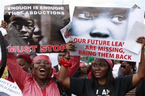 Mujeres en una manifestación para pedir al gobierno que rescate a las menores secuestradas de una escuela (AP)